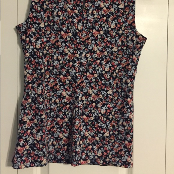 White House Black Market silky flower shell - Picture 3 of 3